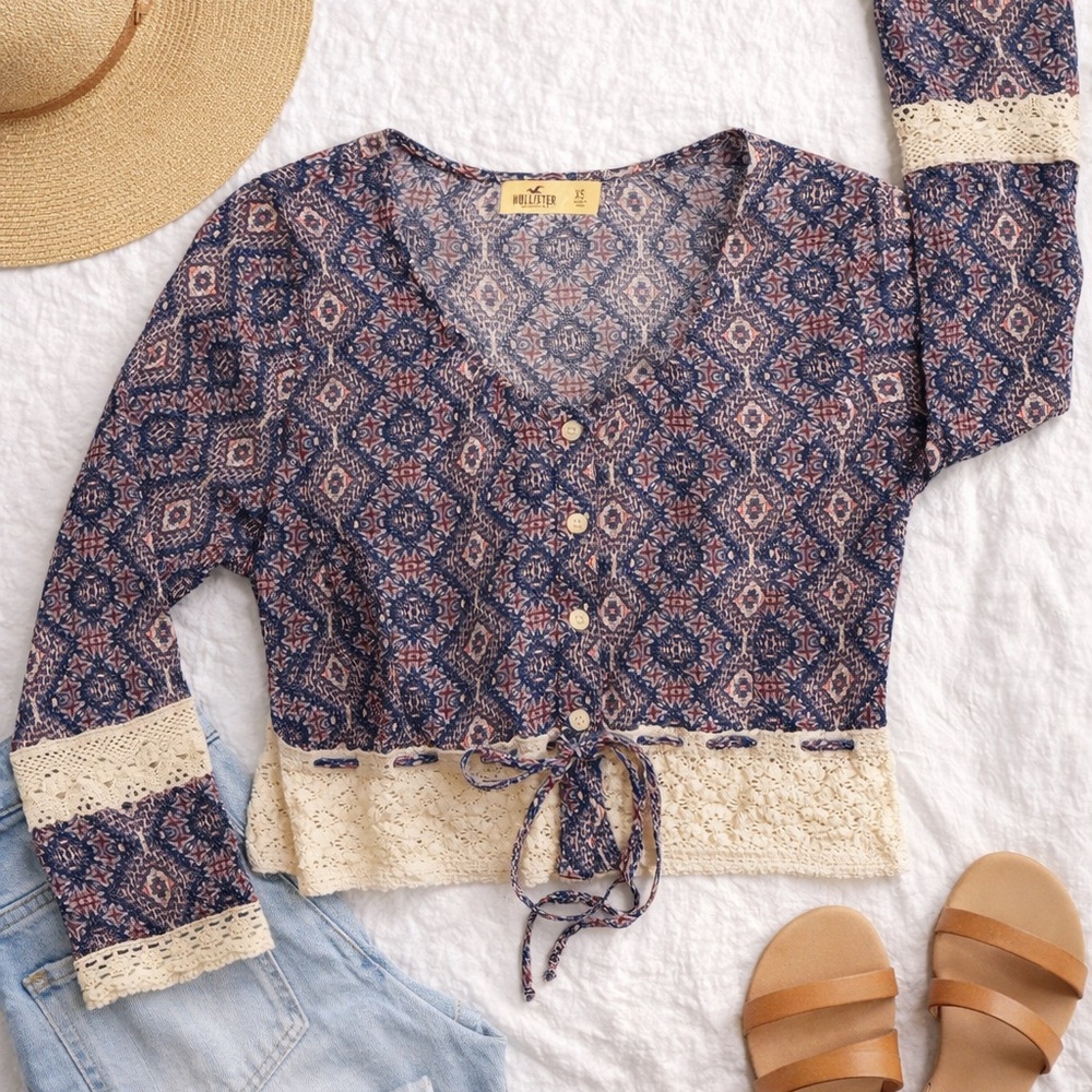 Hollister Boho Lace Trim Button Top – XS – Blue & Cream